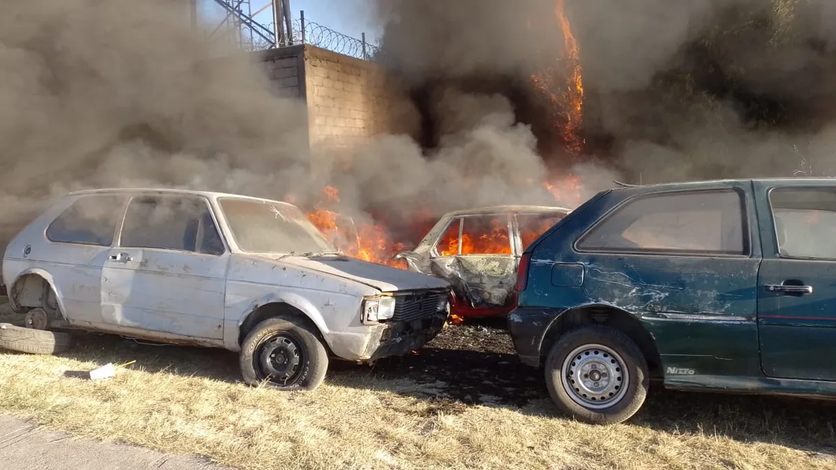 Automóviles se calcinan durante un incendio en deshuesadero de Texcoco