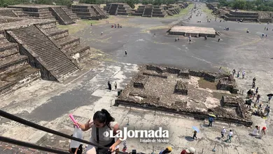 Turistas vuelven a subir la Pirámide de la Luna en Teotihuacán