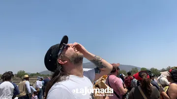 Llegan miles a Teotihuacán por eclipse solar