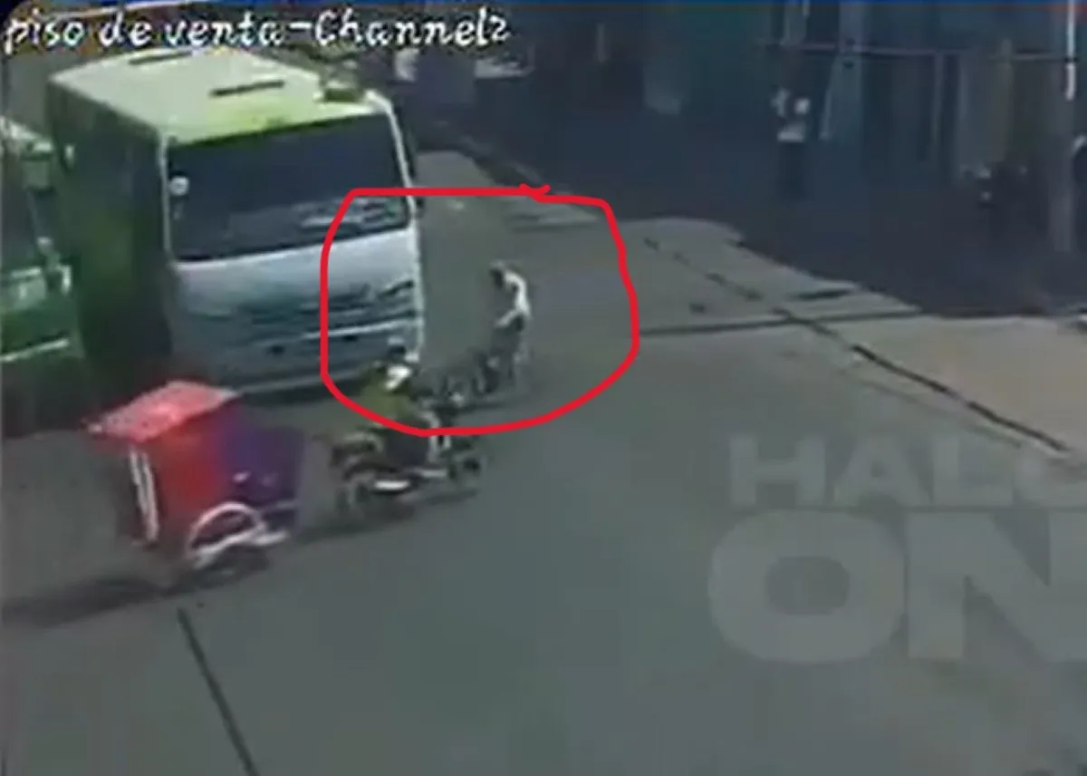 El material que se hizo viral en X (antes Twitter) se puede ver a una persona de avanzada edad quien circula con su bicicleta en Avenida Cuauhtémoc en Xico, en Valle de Chalco, Estado de México. Foto: Captura.
