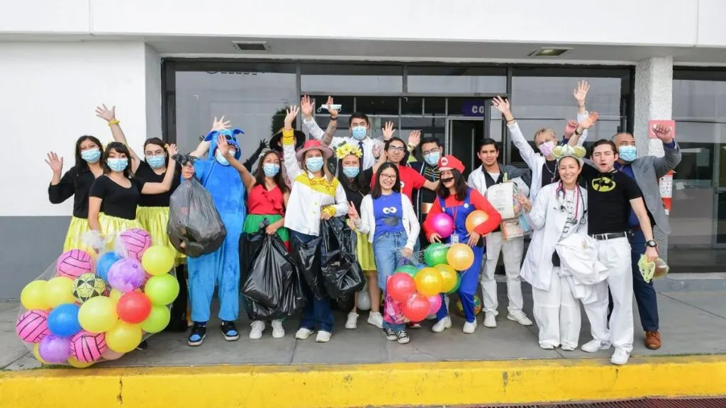 Delfina Gómez entrega regalos a pacientes del Hospital del Niño