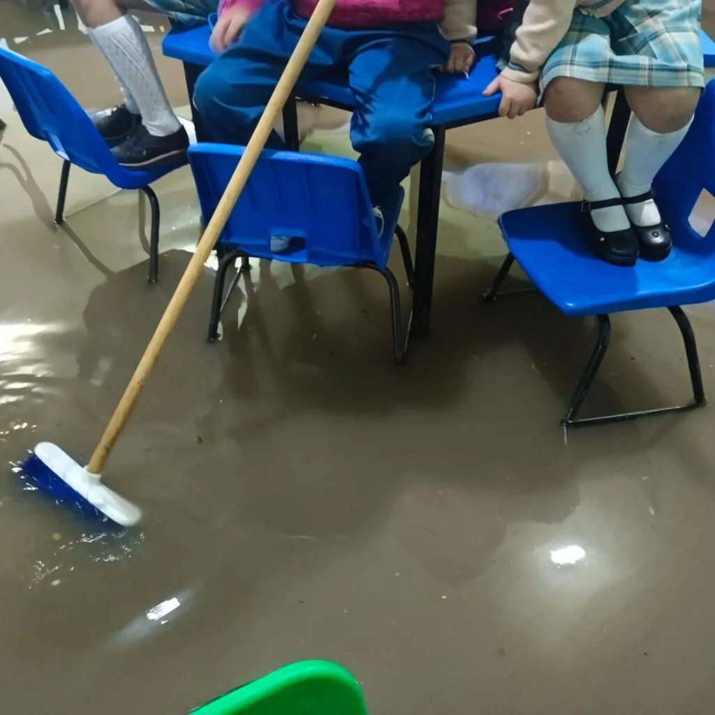 Acolman: 300 niños son rescatados tras inundación en escuela
