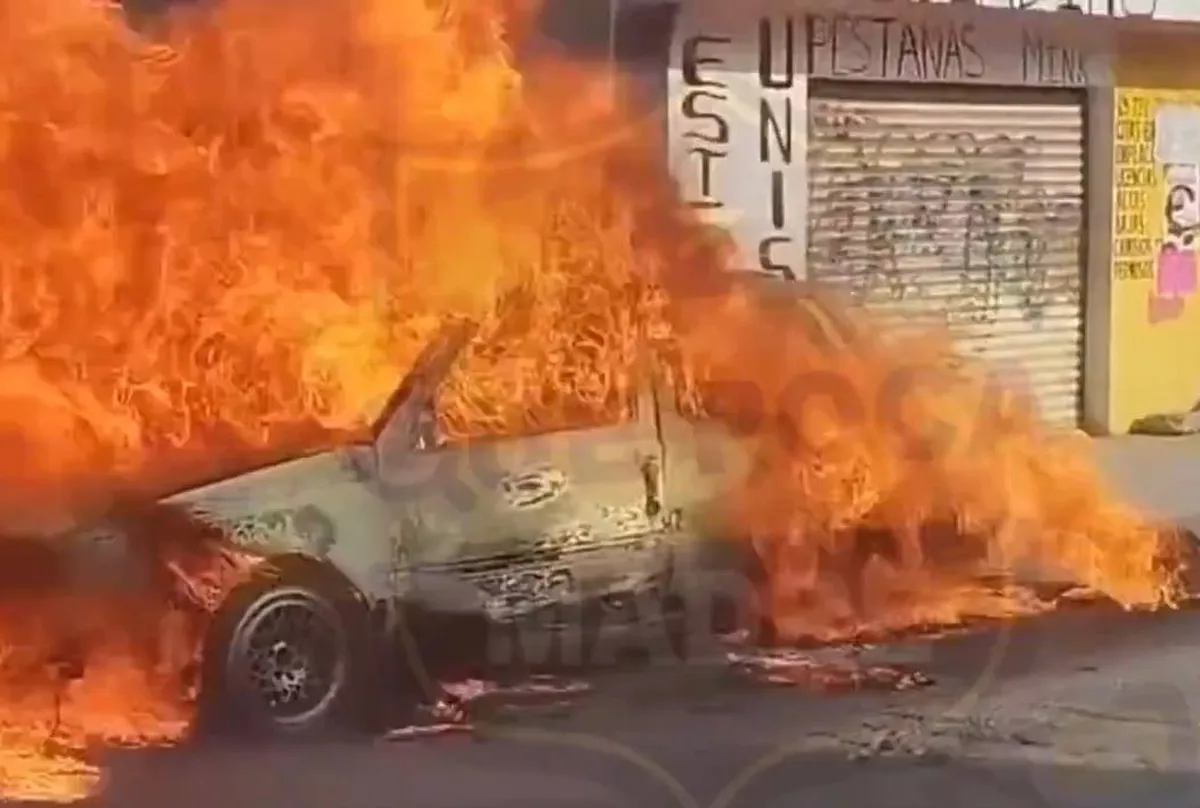 Los vecinos de San Andrés Cuexcontitlán, Estado de México, encontraron un auto en llamas sobre la carretera Toluca-Temoaya. Foto: Captura.