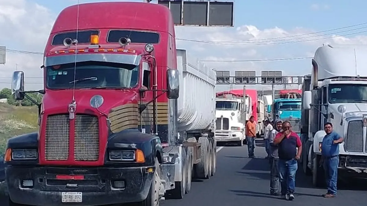 Transportistas denuncian adeudos por obras para conectar al AIFA