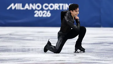 En un gesto que sorprendió a los asistentes, el mexicano besó el hielo al finalizar su actuación.