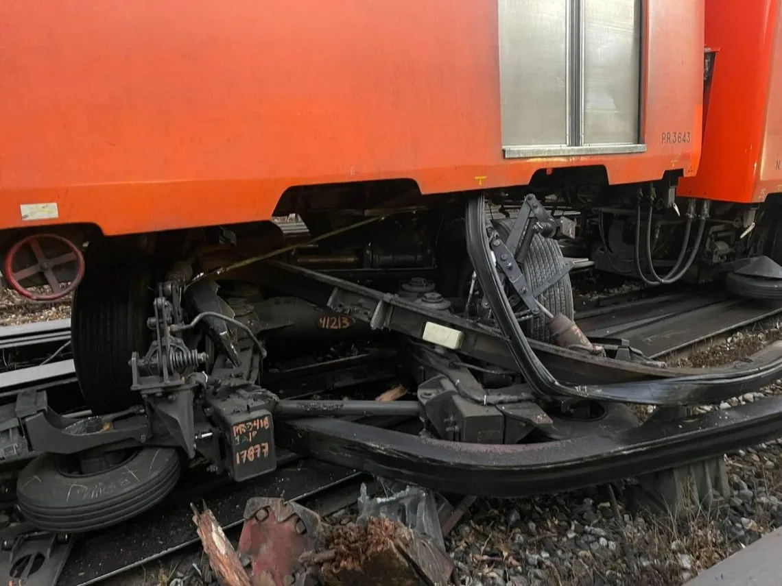 Tren del metro en Indios Verdes se descarrila