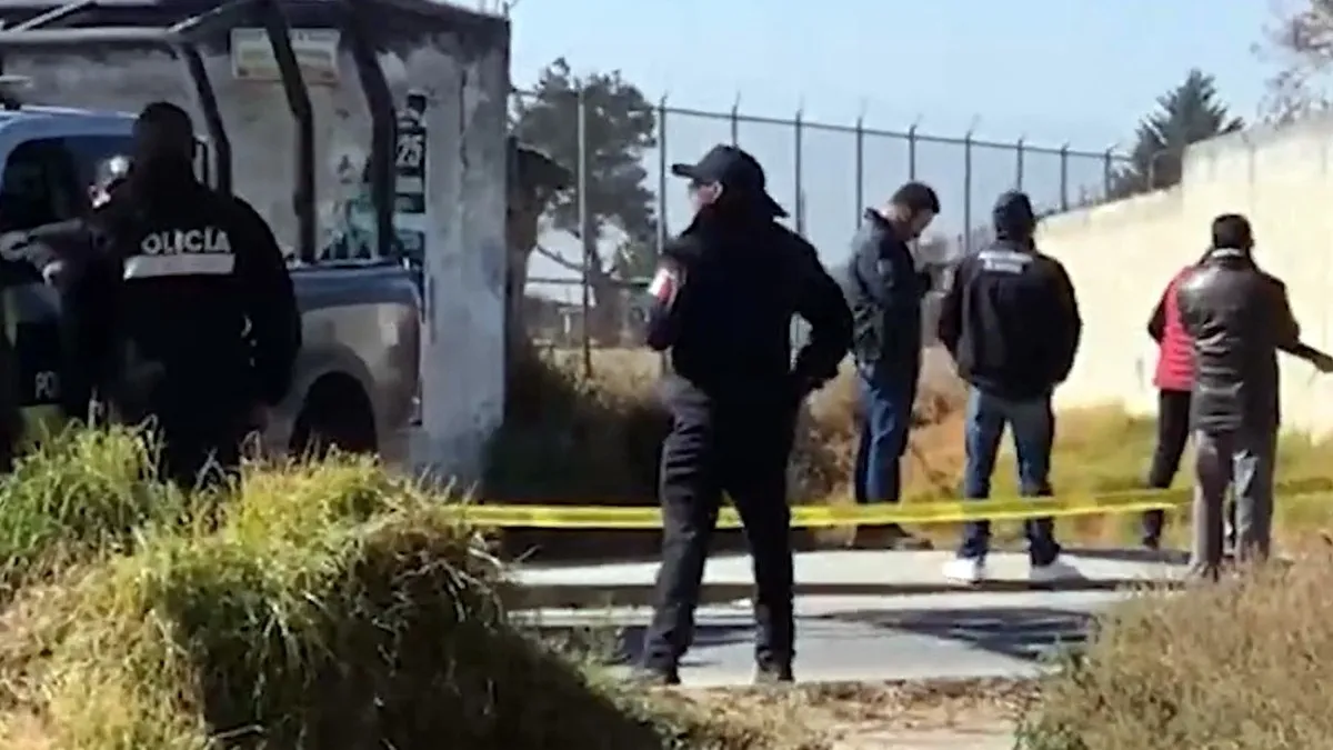Hallan cadáver en canal de aguas negras cerca del Aeropuerto de Toluca