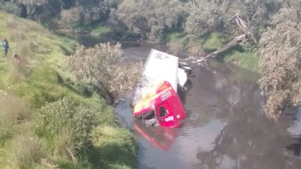 Tráiler pierde el control y cae a río Lerma