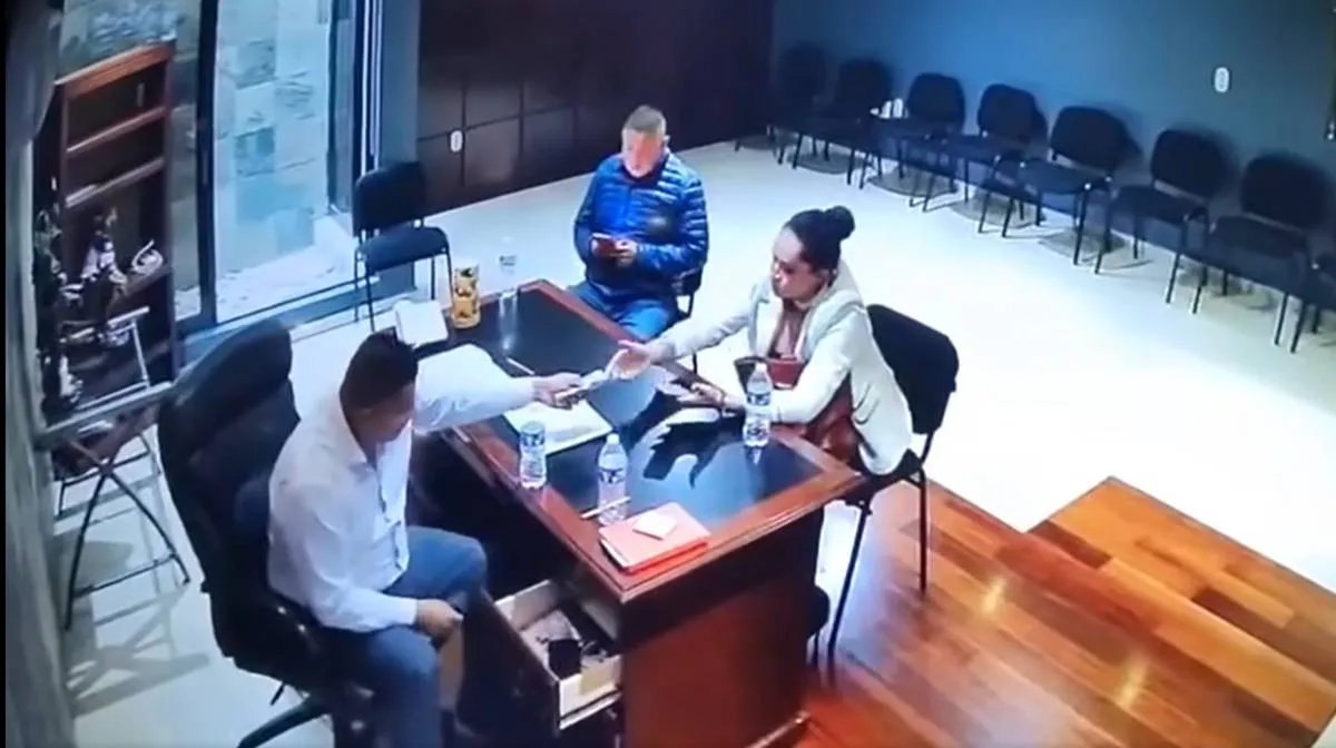 Captan a directora de Ixtapaluca recibiendo fajo de billetes (Video)