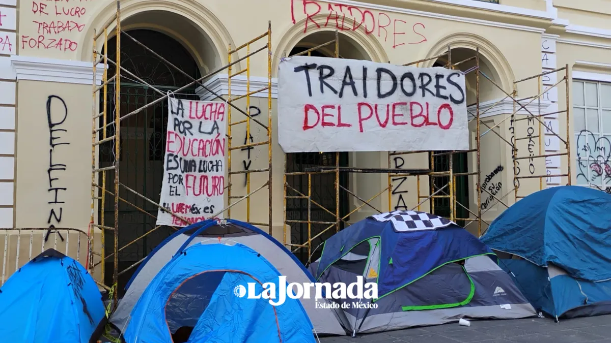 Estudiantes protestan frente a Rectoría de la UAEMéx