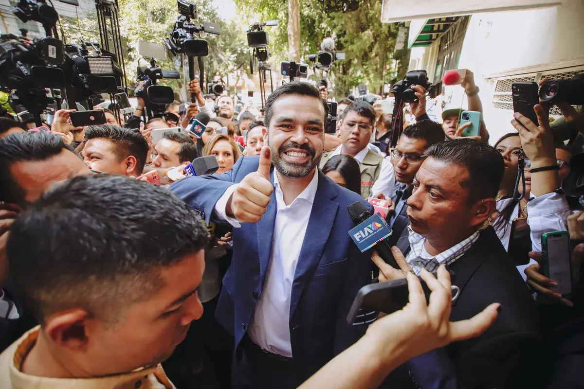 “Vota sonriendo”, dice Máynez al emitir su voto