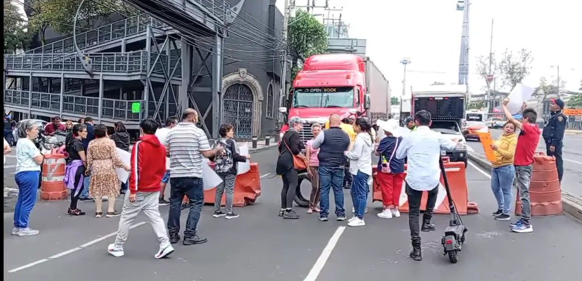 ¡Atención automovilistas! Bloquean en Av. Constituyentes de la CDMX por apagón en la Col. América