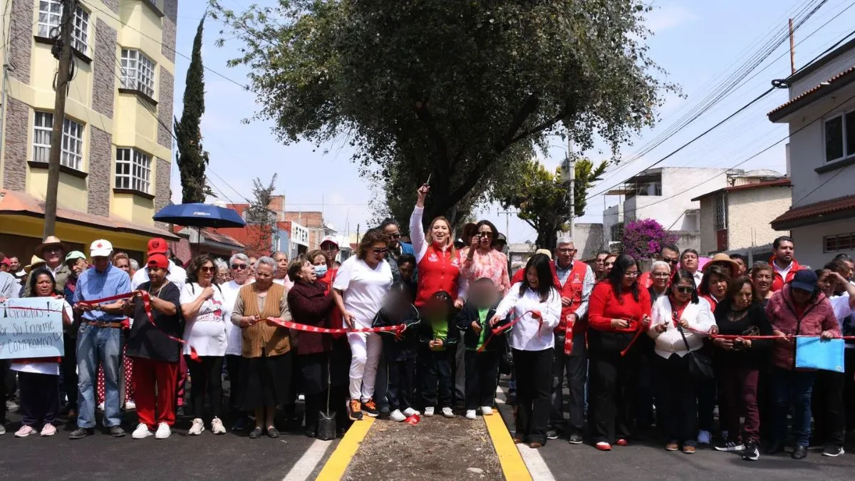 Aña Muñiz recorre calles recién pavimentadas en el Fraccionamiento Santa Elena