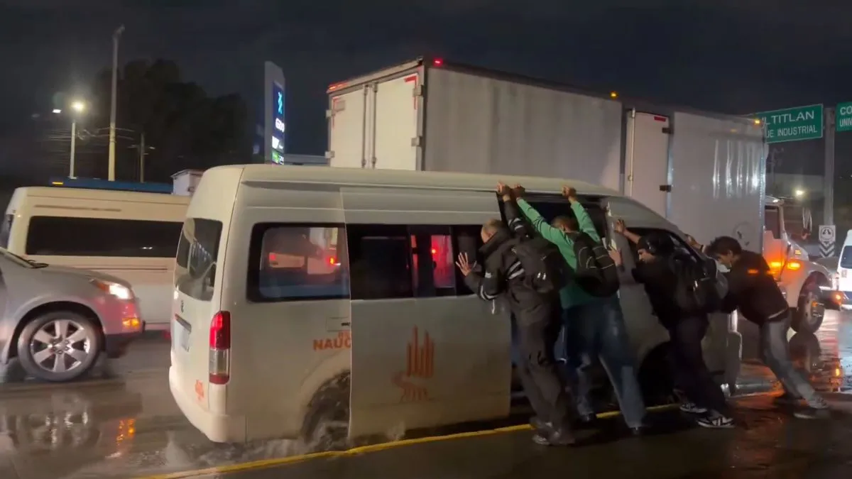 Combi se atasca en la López Portillo Tultitlán [VIDEO]