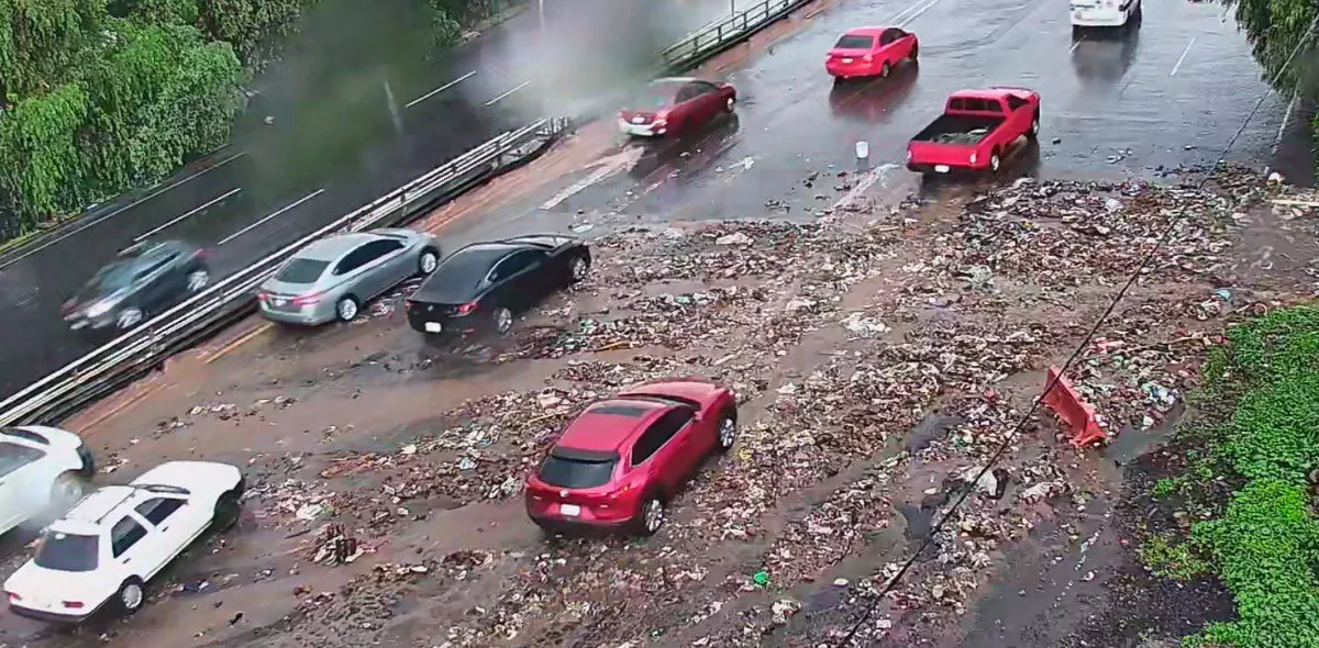 Deslave de tierra y basura afecta carriles de la autopista México-Pachuca dirección CDMX