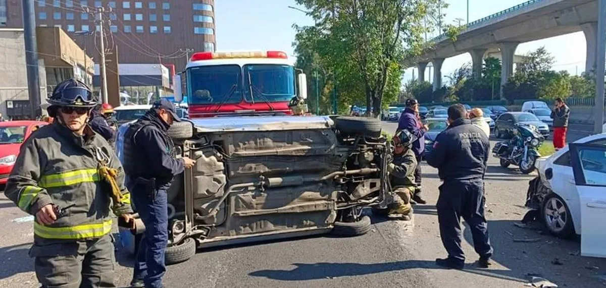 Tlalnepantla: Vuelca auto por exceso de velocidad en Boulevard Manuel Ávila Camacho