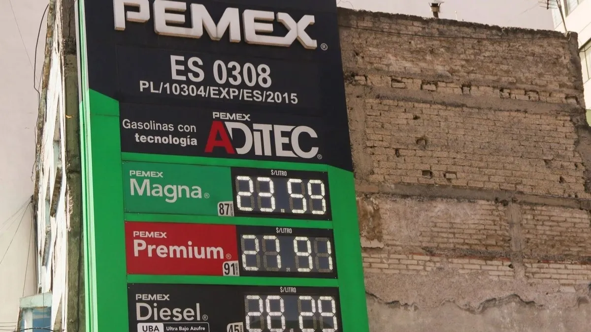 Acuerdo con gasolineros permitirá que el diésel se mantenga en 27 pesos y evite subir hasta 35 pesos en México.