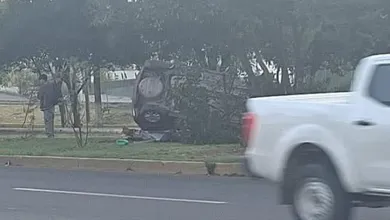 Vuelca automóvil cerca del hotel La Joya en Atlacomulco