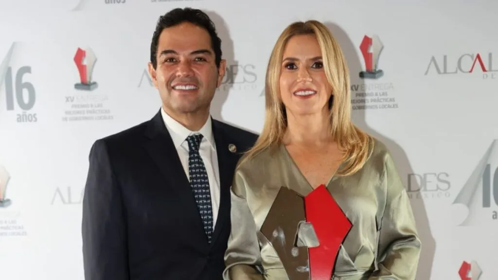 Romina contreras recibe el Premio Alcaldes por la puesta en marcha del Centro de Justicia Cívica