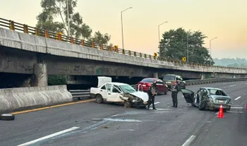 Precaución: fuerte accidente afecta la vialidad en la autopista México-Toluca.