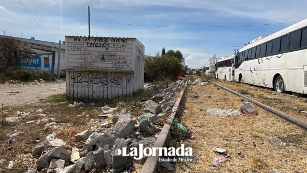 Chicoloapan inicia limpieza y retiro de puestos semifijos en vías para tren ligero