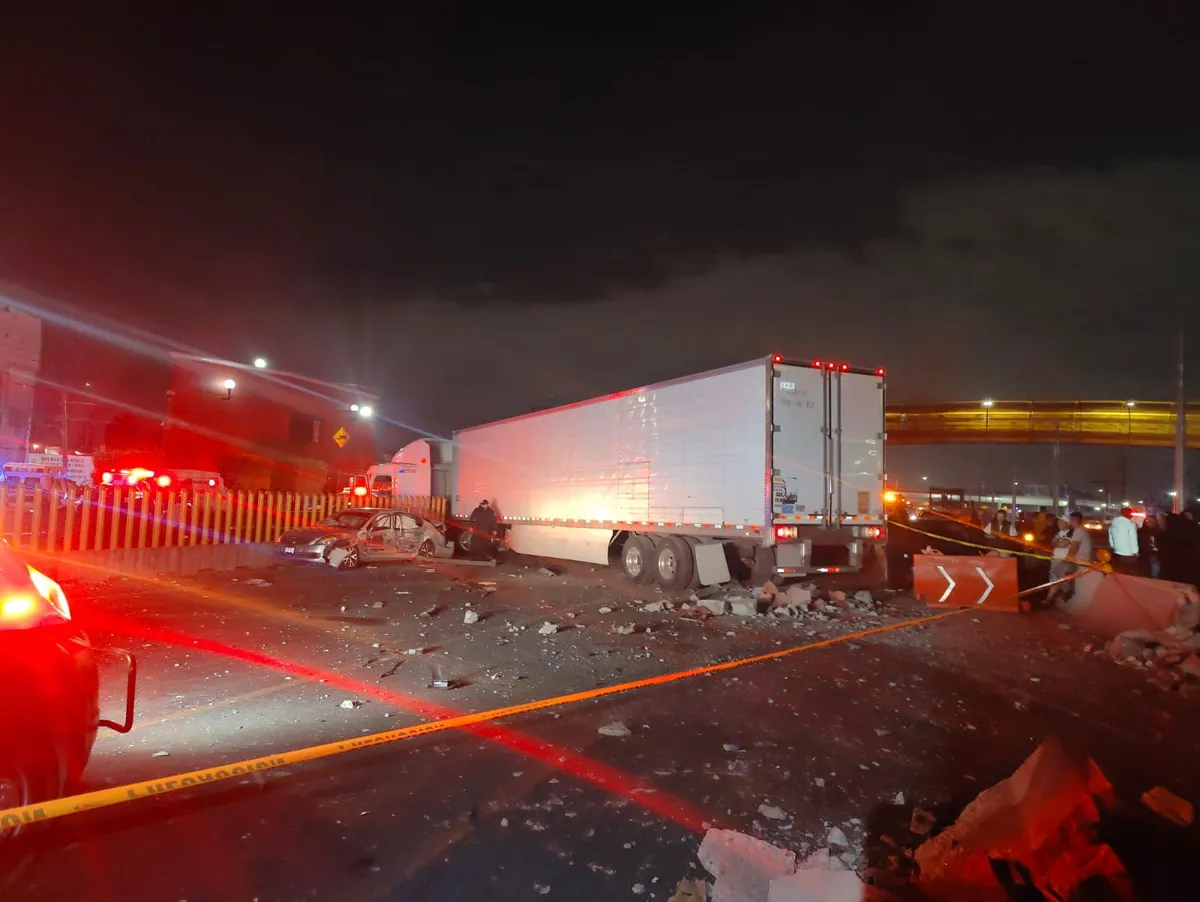 Tractocamión cargado de plátanos provoca carambola en la México-Puebla; hay un muerto