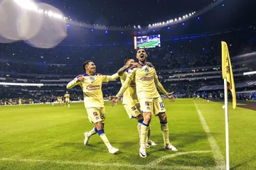 Foto de los jugadores del América que festejan un gol en el triunfo ante Chivas en el Clásico Nacional.