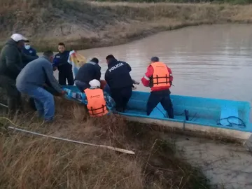 Niña cae a presa