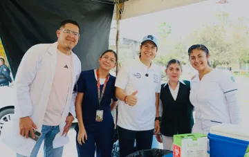Personal de salud aplicando vacunas en módulo móvil de San Nicolás de los Garza.