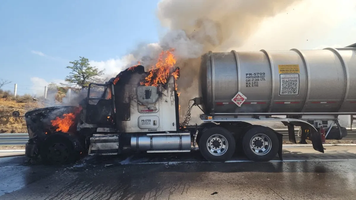 Se incendia la cabina de tractocamión con turbosina