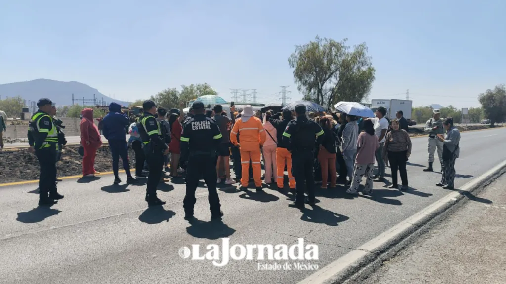 Vecinos de Teotihuacán bloquean por cierre de paradero en la México-Pirámides