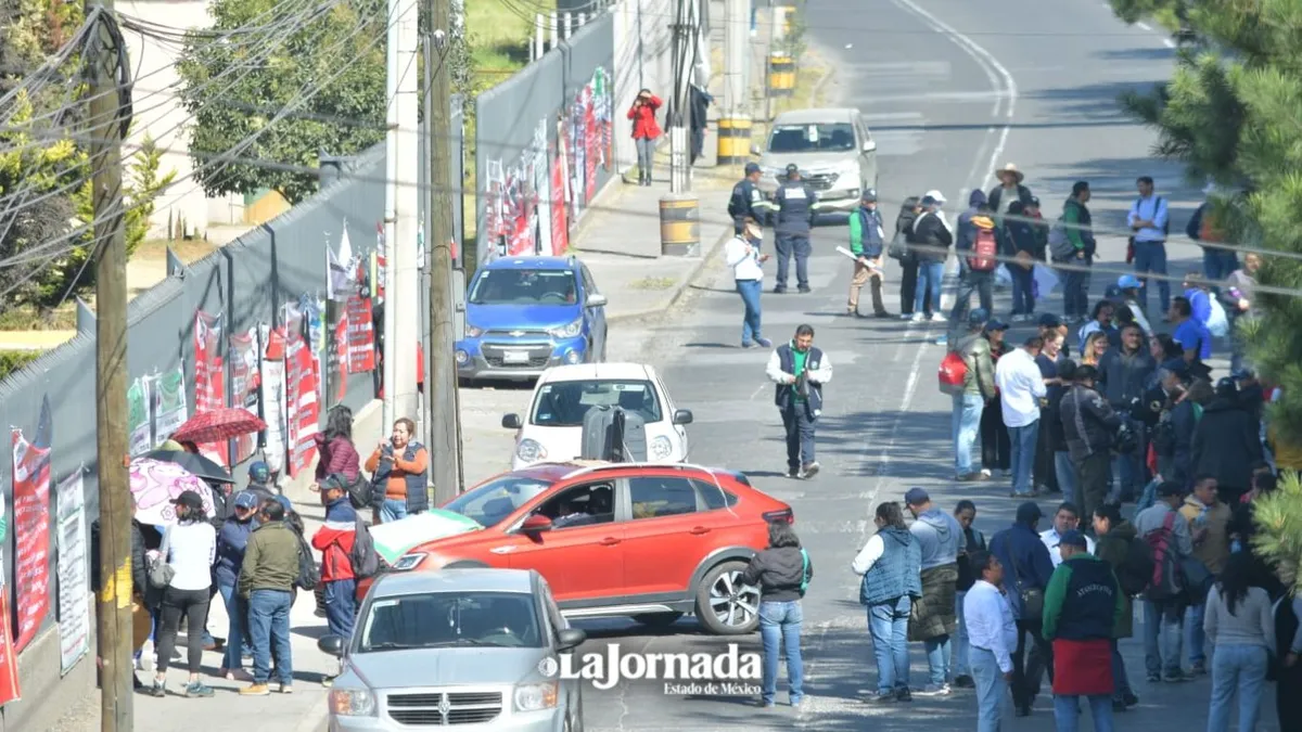 Maestros de CECyTEM bloquean avenida Tecnológico y exigen homologación salarial