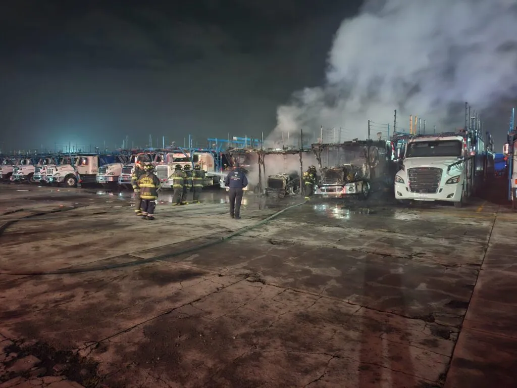 [VIDEO] Bomberos sofocan incendio de tractocamiones en Toluca