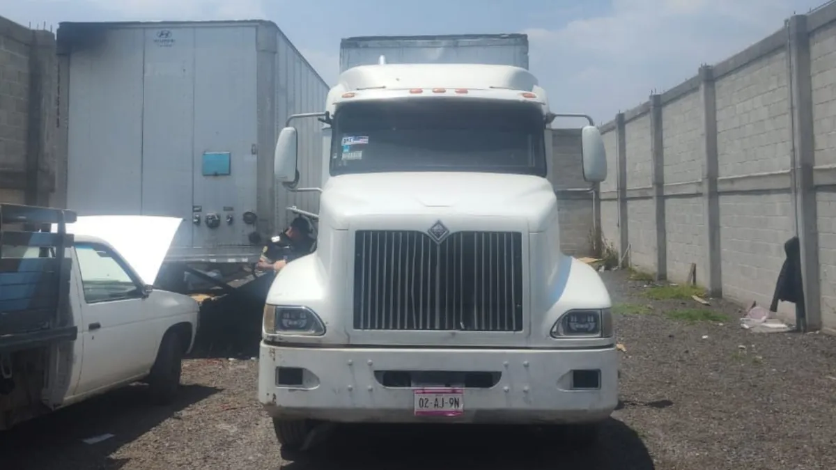 Elementos de seguridad recuperan tráiler robado en Xonacatlán y detiene a presuntos asaltantes