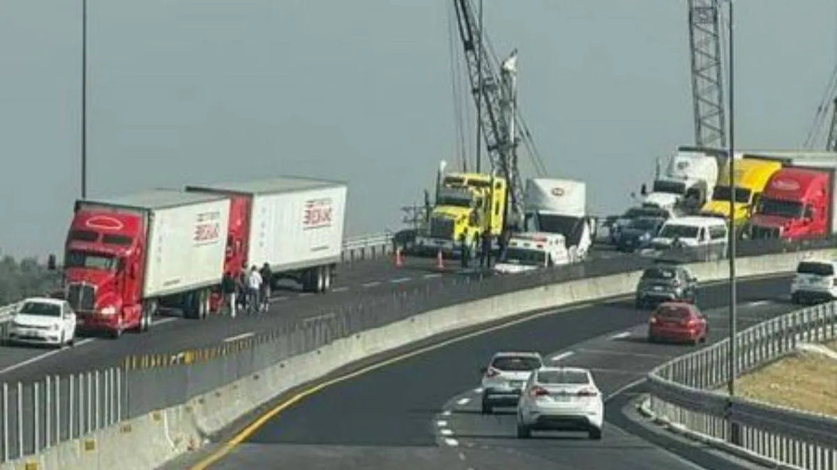 Edomex: Se impactan tráileres en el Circuito Exterior Mexiquense