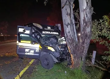Ambulancia del CEMI choca contra árbol en la autopista Atlacomulco-Toluca