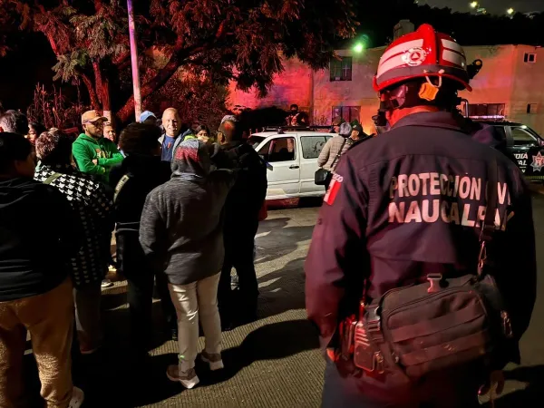 Los dos únicos residentes del domicilio afectado, una mujer y su hijo, fueron desalojados por seguridad.