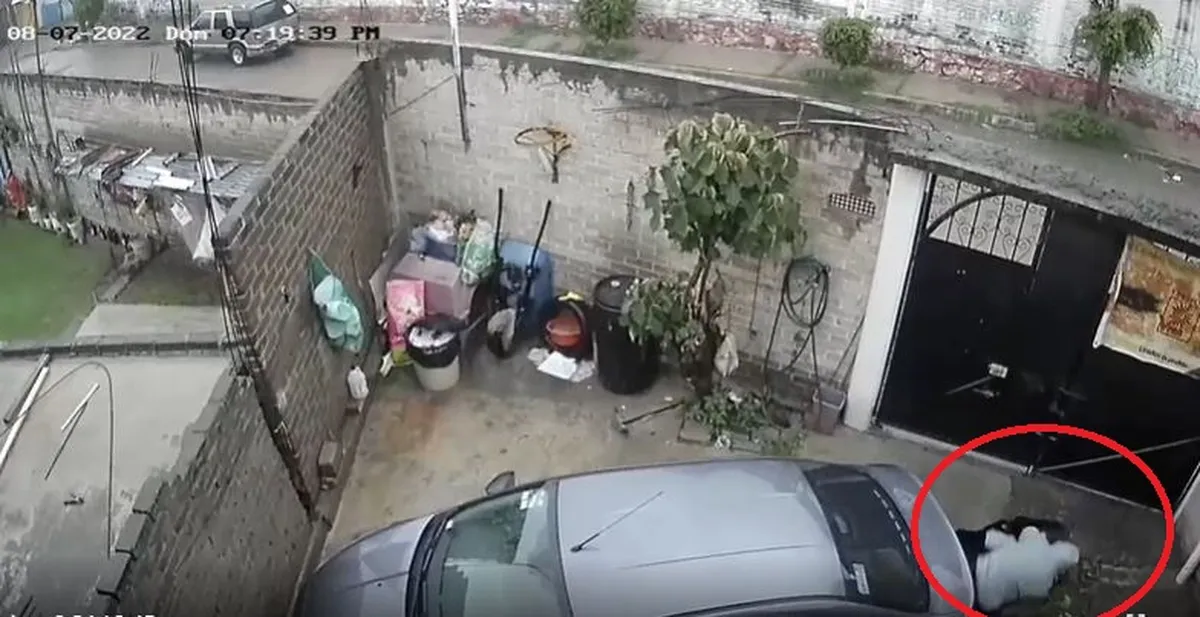 VIDEO | Aparece impactante socavón dentro de una casa en Valle de Chalco; hombre cae