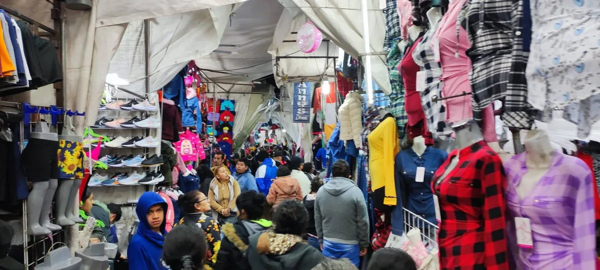 Mercado de ropa en Chiconcuac abarrotado en víspera de Navidad