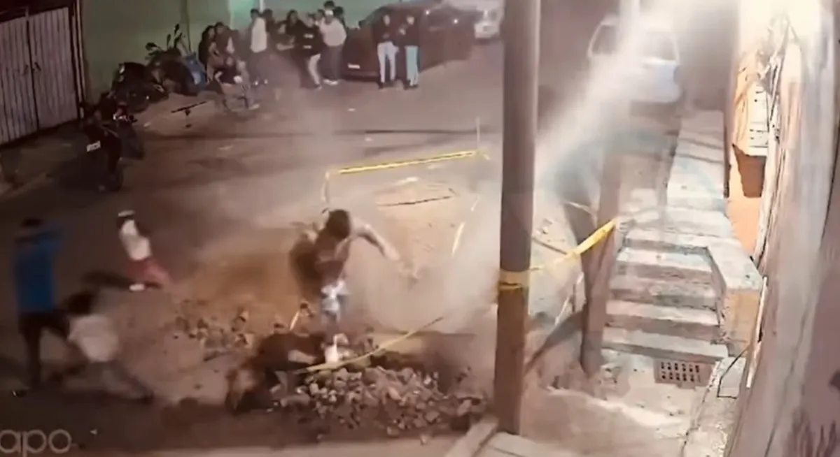 De acuerdo con vecinos, la obra no fue cerrada adecuadamente, lo que facilitó que el hoyo quedara expuesto en plena vía pública.