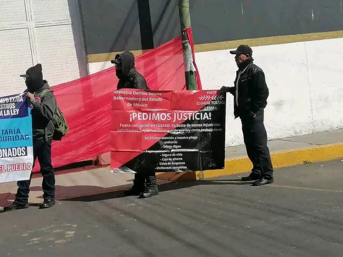 Bloqueo de elementos del Cusaem en Tlalnepantla provocan caos vial