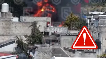 Cuerpos de emergencia atienden incendio en Avenida Lerma, en la colonia San Pedro Tultepec.