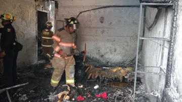 Bomberos de Ecatepec sofocan incendio en vivienda