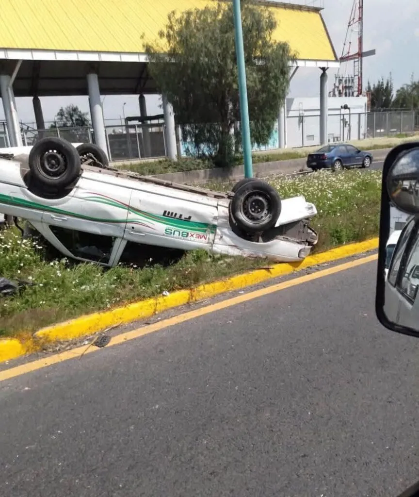 Taxi vuelca sobre Avenida Central en Nezahualcóyotl, conductor resulta con golpes leves