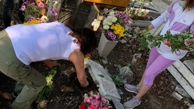 Este año, se está permitiendo la entrada de dos personas por fosa para dejar flores