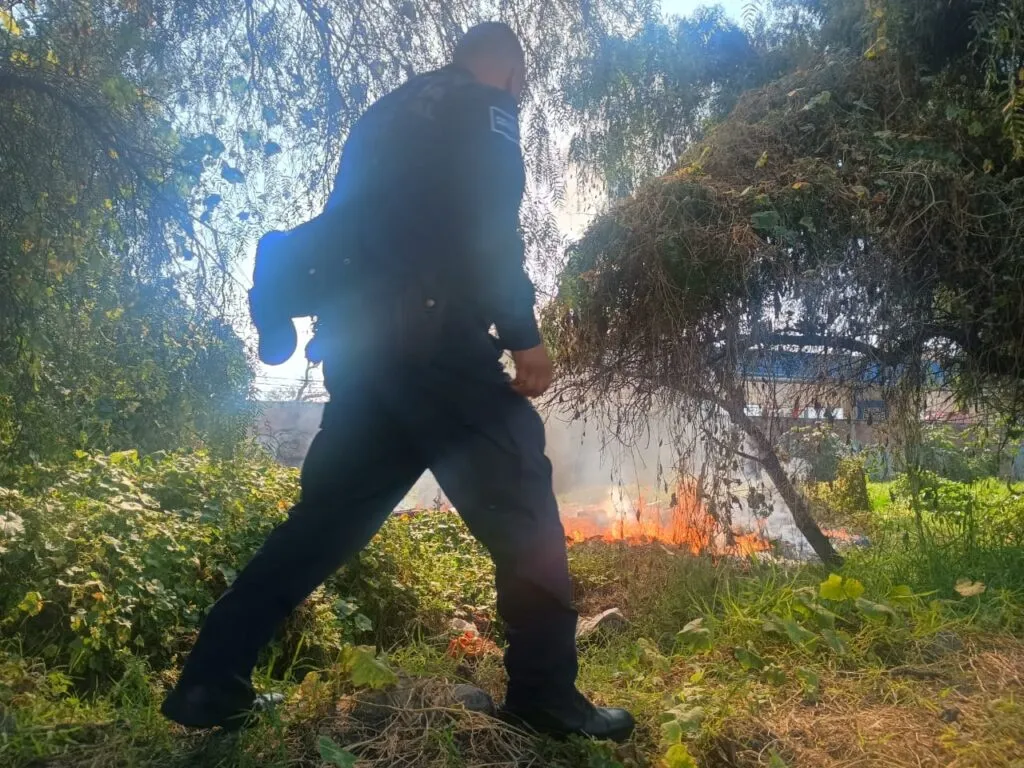 Incendio cerca de una gasolinería en La Paz pone en alerta a vecinos