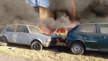 Automóviles se calcinan durante un incendio en deshuesadero de Texcoco