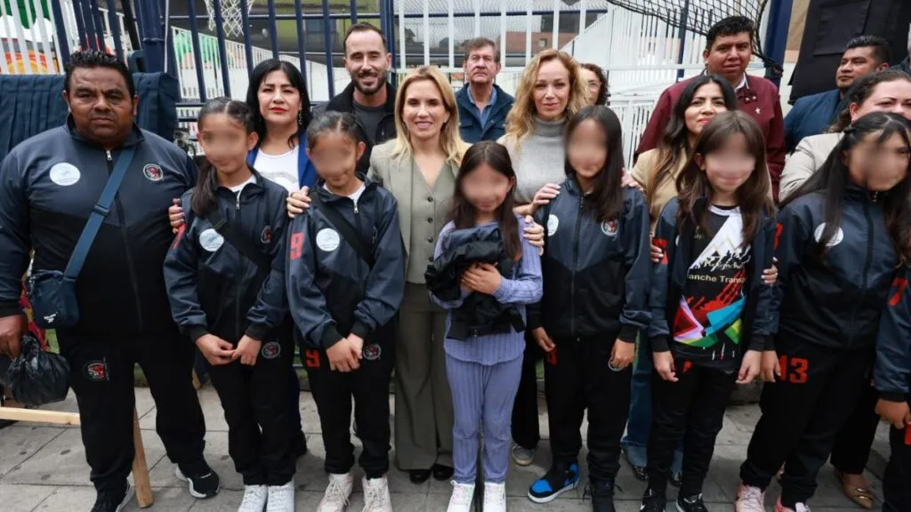 Huixquilucan entrega rehabilitación de cancha de futbol y juegos infantiles de la explanada municipal