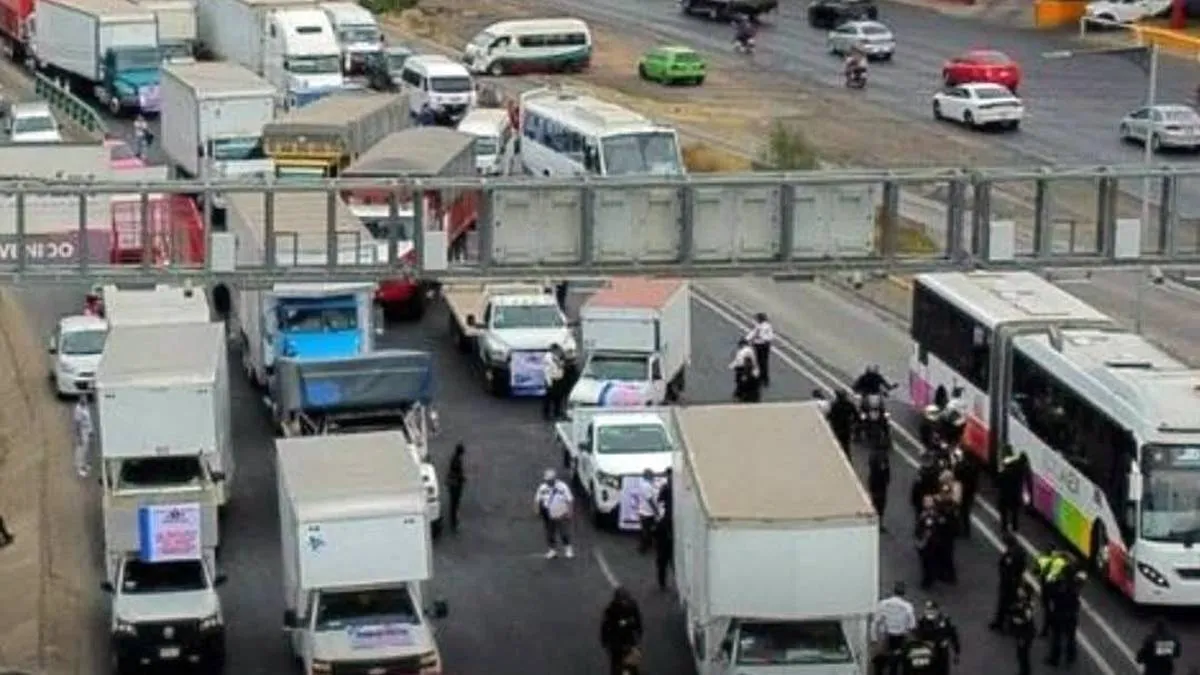 Transportistas bloquean la autopista México–Querétaro por casi ocho horas
