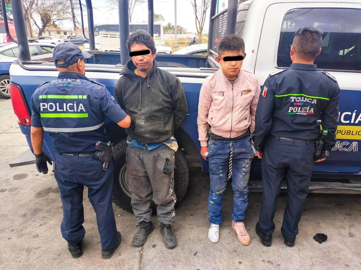 Toluca: Detienen a dos presuntos asaltantes en San Mateo Otzacatipan